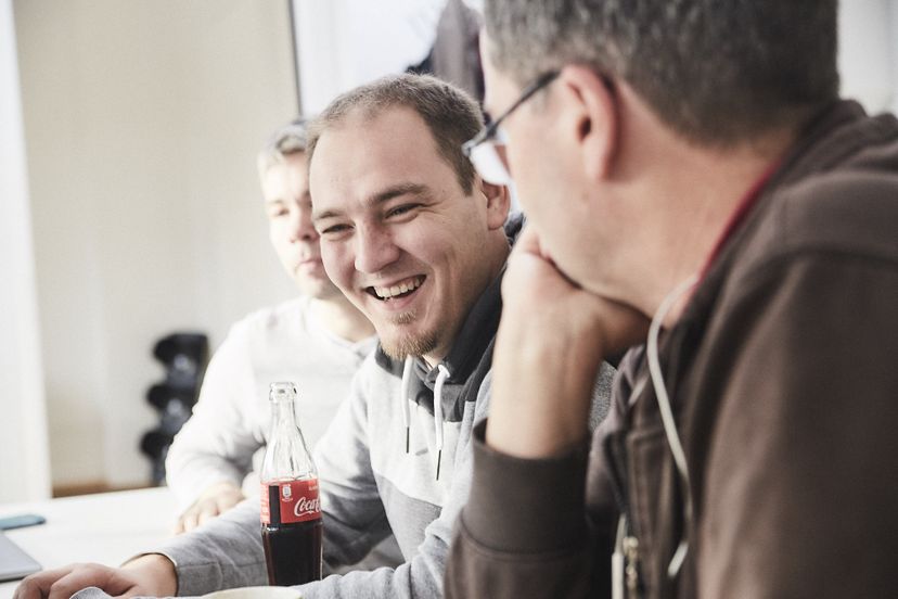 Simon lacht bei der Arbeit