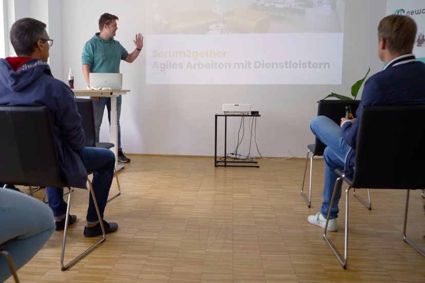 Freundlicher Mann hält Präsentation über Agiles Arbeiten mit Dienstleistern