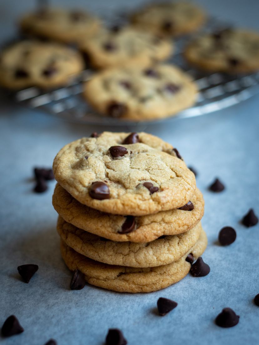 Cookiestapel auf Blau