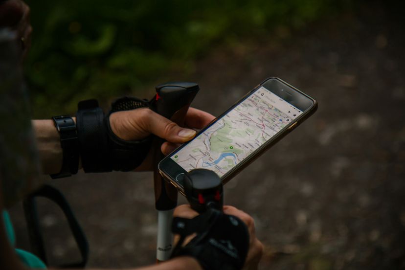 Mobile Karte wird beim Wandern benutzt