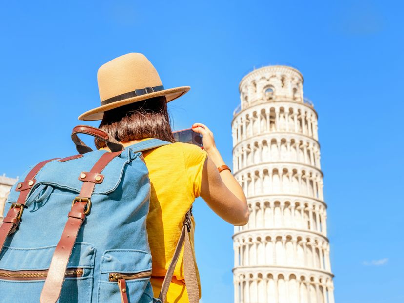 Touristin fotografiert den Pisa-Turm