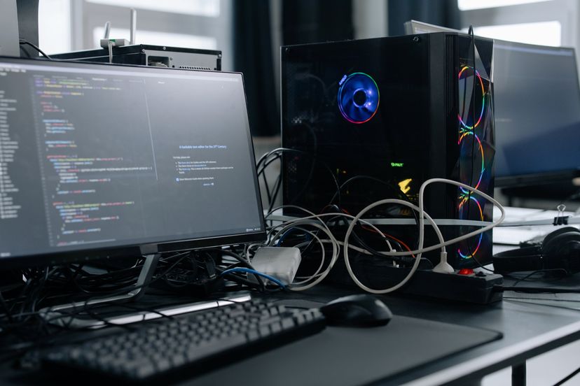 Schreibtisch mit Desktop PC Setup