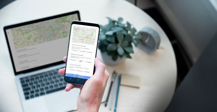 Handy- und Webansicht einer hybriden mobilen App zur Außendienstplanung