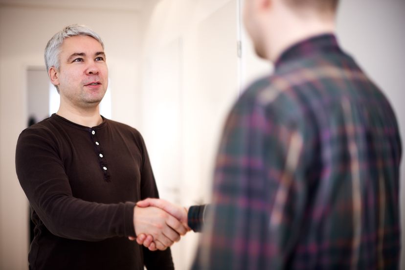 Zwei Männer schütteln sich die Hand