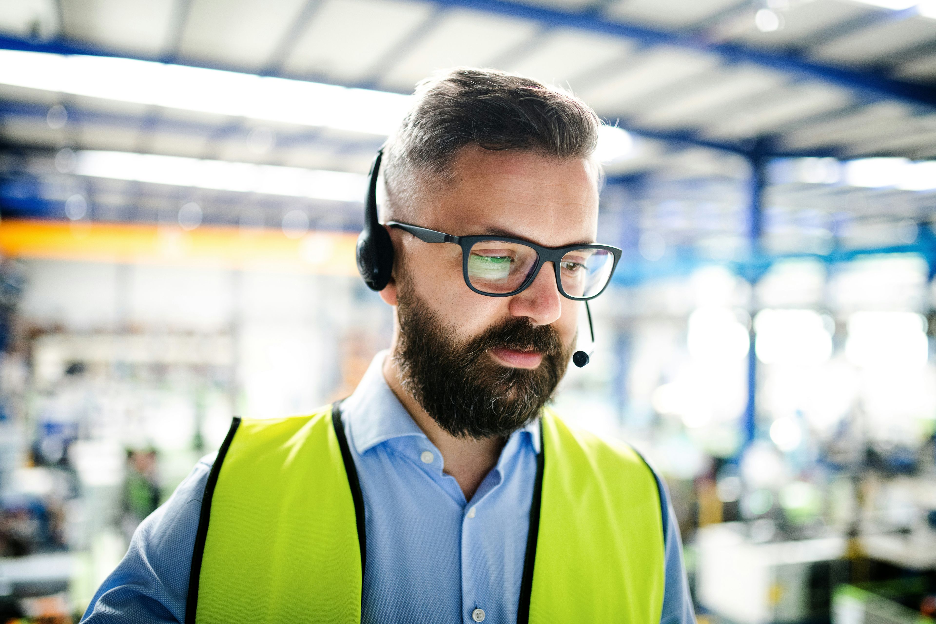 Viele Mitarbeitenden nutzen ein Handy und Headset zur Kommunikation untereinander. Wieso noch nicht zur Kommunikation mit Software?